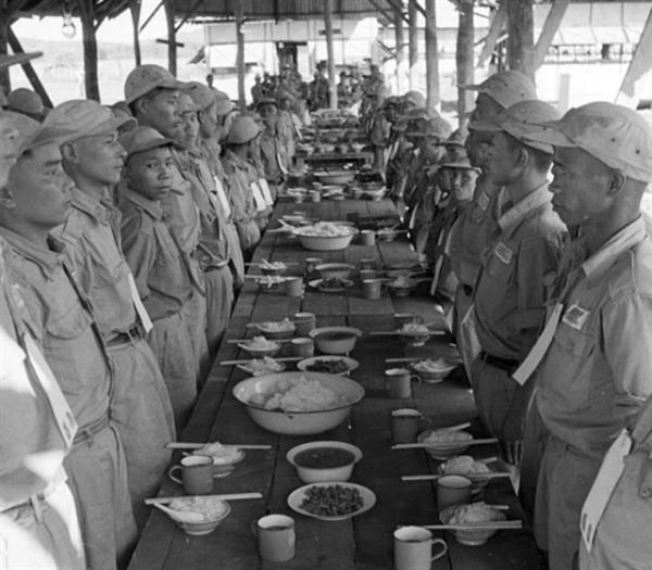 敵軍突然出現,炊事員急中生智,化解了一場災難,我軍大獲全勝 敵軍突然出現,炊事員急中生智,化解了一場災難,我軍大獲全勝