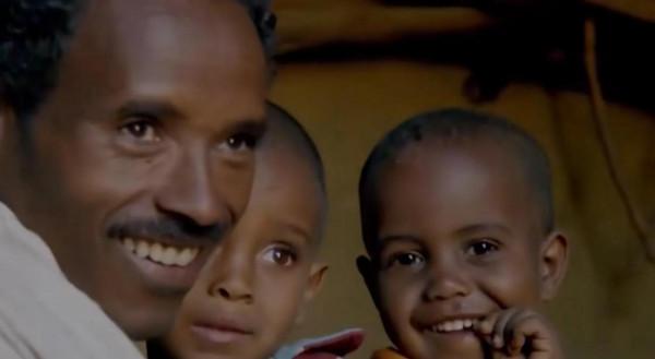 母親揹著40天的嬰兒，徒手攀爬400米垂直懸崖，只為得到上帝庇佑