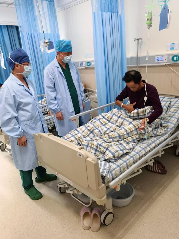 50歲男子腹中長27釐米巨大的腫瘤，醫生忙“拆彈”