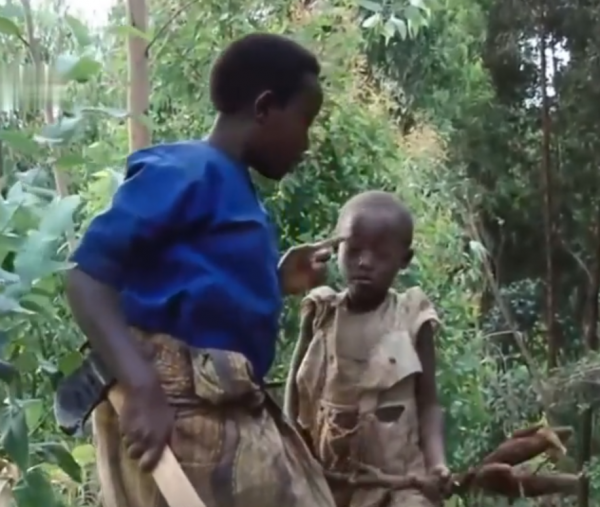 真實故事:非洲盧安達6歲男孩,野菜充飢汙水止渴,殘垣斷壁為家 真實故事:非洲盧安達6歲男孩,野菜充飢汙水止渴,殘垣斷壁為家