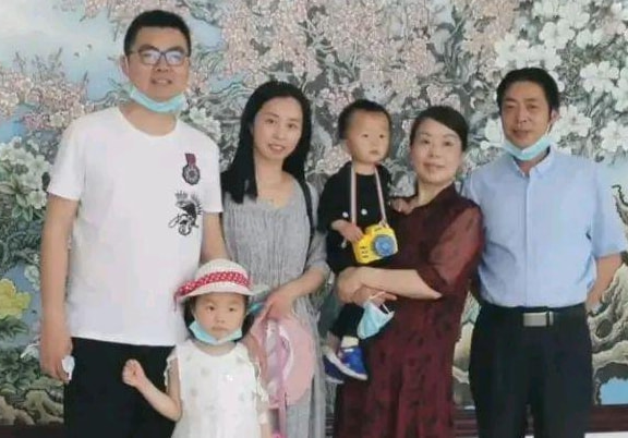 田靜過生日,婆婆許敏親自給其整理蛋糕帽,杜新枝卻發文回憶姚策 田靜過生日,婆婆許敏親自給其整理蛋糕帽,杜新枝卻發文回憶姚策