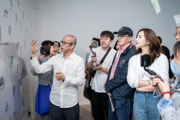 翡翠之聲充塞耳、滿眼盡為翡翠綠—何雲昌大型裝置再現故鄉的森林