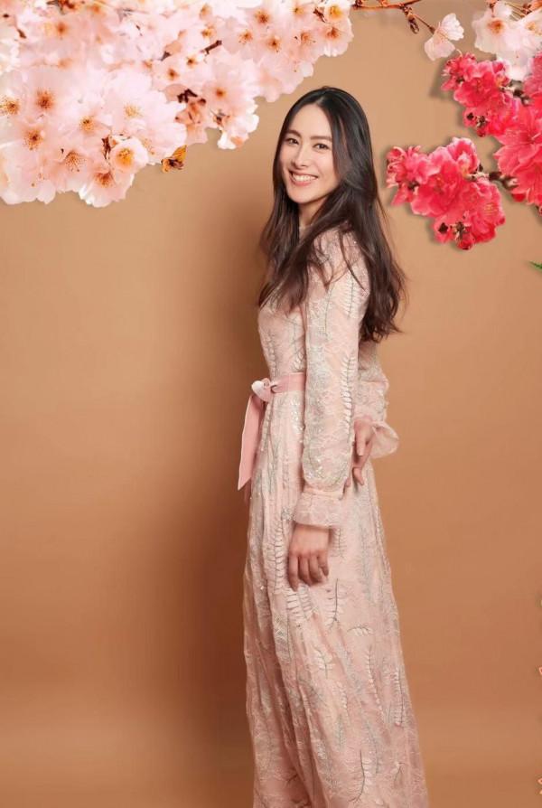 “豪門棄婦”的生活能有多快樂？梁洛施素顏出鏡也不怕，美麗依舊