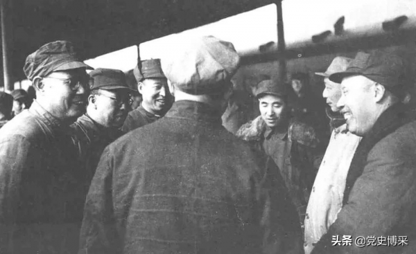 平津決戰，蔣介石傅作義判斷失誤，林彪兩次戰略性建議，毛澤東果斷命令東北野戰軍提前入關成為關鍵