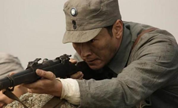 戰鬥最危急時刻，指揮員突然下達一個奇怪的命令：全部摘下軍帽