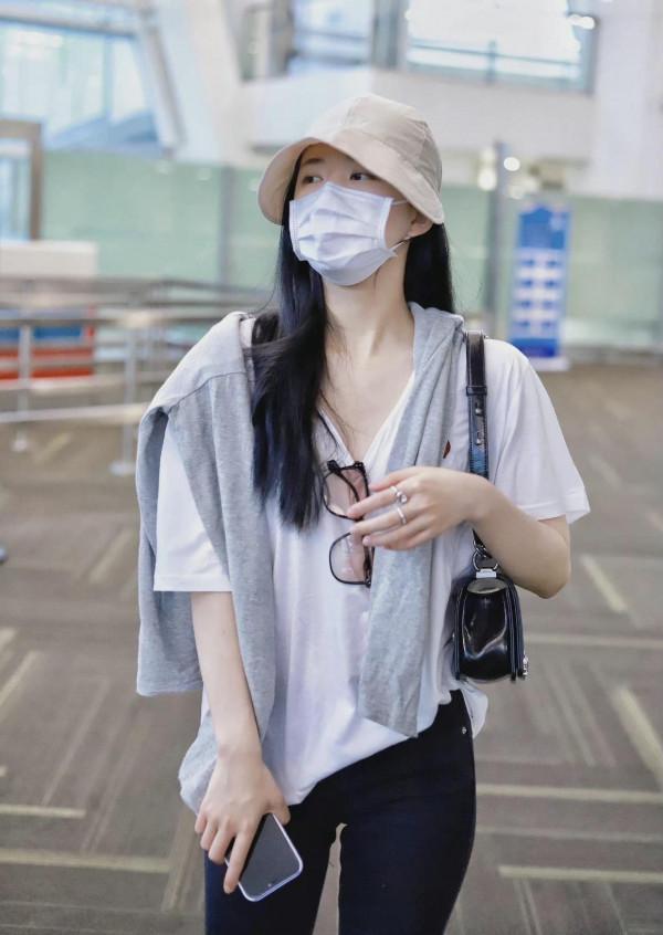 趙露思如此低調!看完了她的機場穿搭,你才會驚呼黑白配真高階 趙露思如此低調!看完了她的機場穿搭,你才會驚呼黑白配真高階