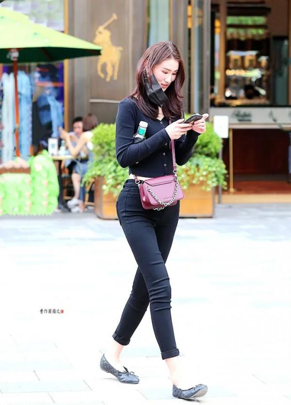 掩飾不住美麗的輕熟風格，女生淺口平底鞋時尚穿搭