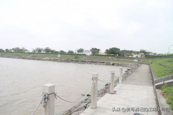 沿著岸邊的步道，貼近廣闊的自然水域，開始在海鷗島上的環島騎行