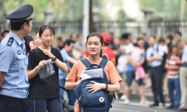 2021高考復讀生大幅增多,應屆考生家長很不滿,這樣真的公平嗎 2021高考復讀生大幅增多,應屆考生家長很不滿,這樣真的公平嗎