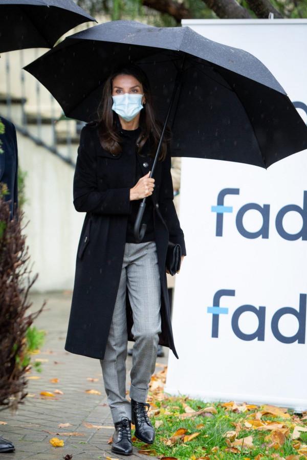 降溫怎麼穿搭?西班牙王后抗凍有一套,時尚並不意味著一定露腿 降溫怎麼穿搭?西班牙王后抗凍有一套,時尚並不意味著一定露腿