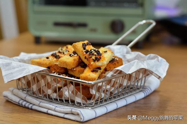 吃不完的吐司別扔，加點麻辣火鍋底料烤一烤，酥香脆嫩吃不夠