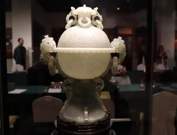 八方共舉：袁氏玉雕今立派！“皇阿瑪”張鐵林蒞臨揭牌