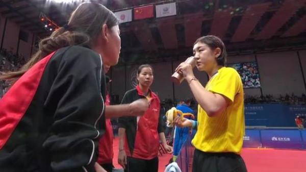 冠軍戰,陳夢9-0擊潰對方王牌選手!香蕉和保溫杯再次搶鏡 冠軍戰,陳夢9-0擊潰對方王牌選手!香蕉和保溫杯再次搶鏡