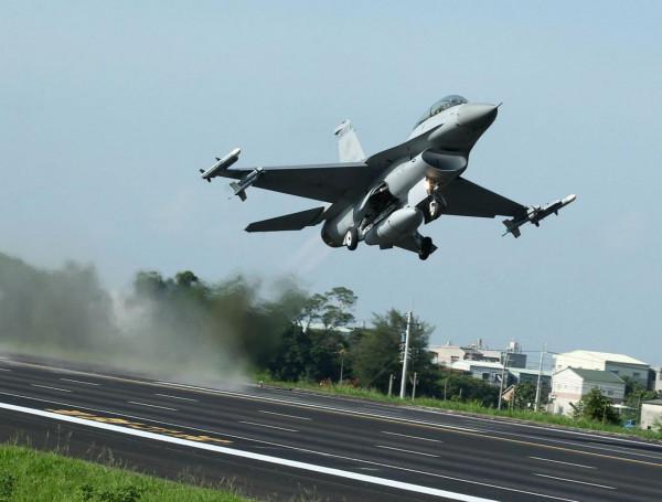 F16機炮開火打中自己！臺空軍訓練再鬧笑話，就這還監視解放軍？
