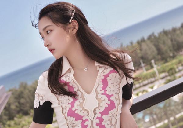 關曉彤三亞海風晴天大片清麗 粉白蕾絲碰撞甜美氛圍十足