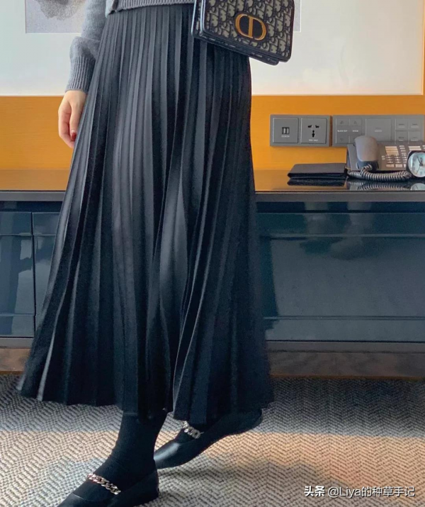 裙子裡還在穿“打底褲”嗎？現在流行這樣穿，美炸了