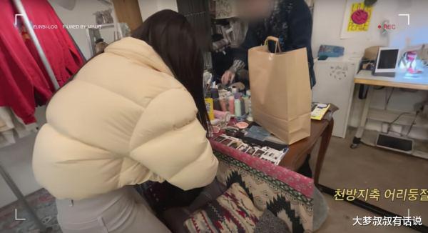 野生IZ*ONE出現街頭！恩妃、珉周逛街太忘我 店員慌張：還沒結賬⋯