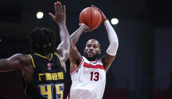 CBA再引爭議，替補席用小暖扇禦寒，第二階段為何不在南方舉辦？