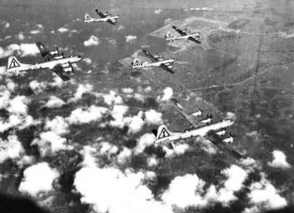 中國人的驕傲!1952年我國空軍擊落B29轟炸機,首戰告捷捍衛領空 中國人的驕傲!1952年我國空軍擊落B29轟炸機,首戰告捷捍衛領空