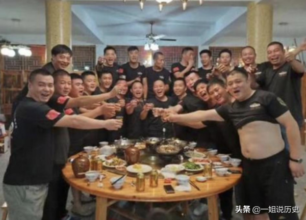 當兵時八塊腹肌是標配，退伍10年後再相見，有的已認不出