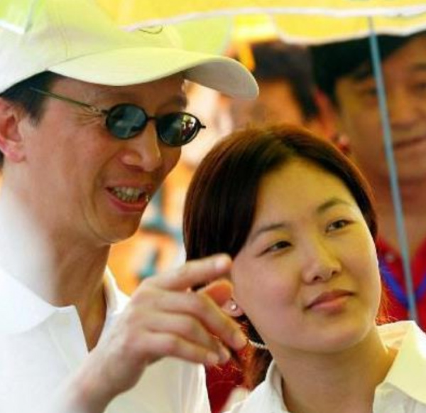 伏明霞24歲嫁50歲富商,5年生下三子女,今女兒成人禮丈夫送豪宅 伏明霞24歲嫁50歲富商,5年生下三子女,今女兒成人禮丈夫送豪宅