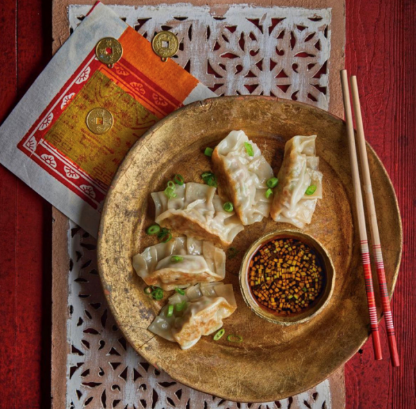 煎餃盤下放冥幣，搪瓷痰盂裝啤酒，老外是有多不懂中國？