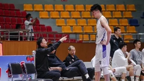 爆了！兩戰55分22板！中國男籃又一超級中鋒？布朗尼都是他隊友