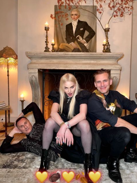 63歲麥當娜帶五個孩子拍全家福,罕見端莊,27歲男友“消失”了 63歲麥當娜帶五個孩子拍全家福,罕見端莊,27歲男友“消失”了