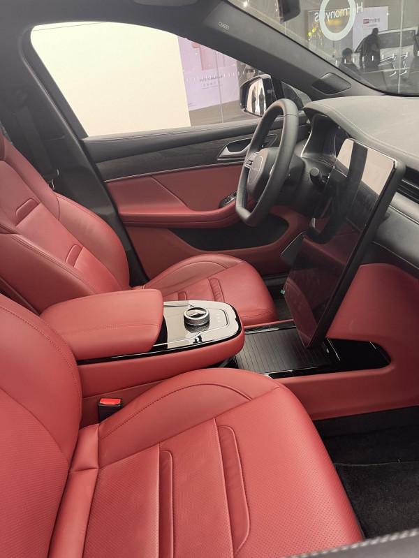 20多萬華為賽力斯SF5汽車實體店初體驗，能超越特斯拉？