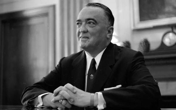 胡佛主宰FBI達48年，服務8位總統，護身符是掌控要人的秘密和醜聞