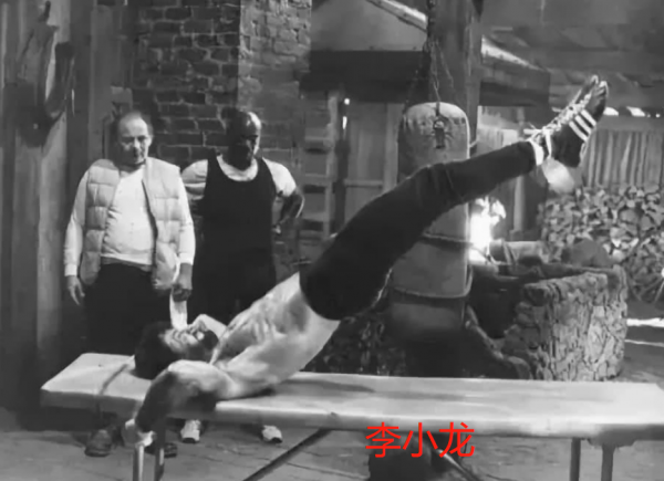 吳京曬片場演員受傷花絮照!累到躺在樹上睡覺,腳底襪子磨出大洞 吳京曬片場演員受傷花絮照!累到躺在樹上睡覺,腳底襪子磨出大洞