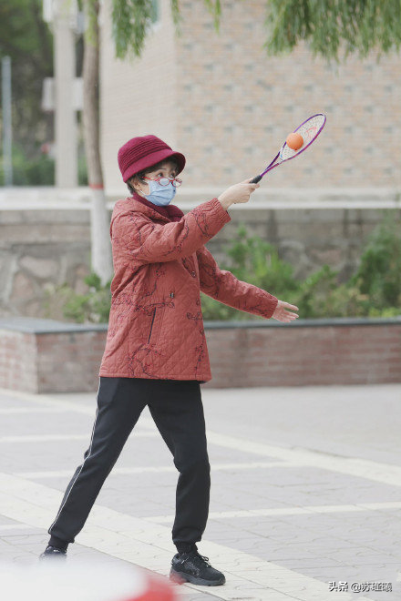 楊穎、白鹿扮老年妝逛公園,“白老太”健步如飛、過於活潑 楊穎、白鹿扮老年妝逛公園,“白老太”健步如飛、過於活潑