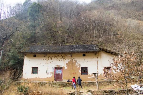 三面是山,一面是壁,秦嶺山窪窪裡的這棟老房子,太適合租來隱居 三面是山,一面是壁,秦嶺山窪窪裡的這棟老房子,太適合租來隱居