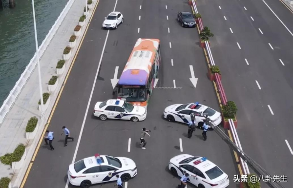 《開端》原來是這樣拍出來的？公交車外全是螢幕，為真實燒三輛車