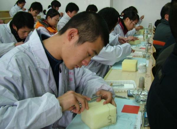 畢業後才明白,師範類和醫學類同為“鐵飯碗專業”,但差距卻不小 畢業後才明白,師範類和醫學類同為“鐵飯碗專業”,但差距卻不小