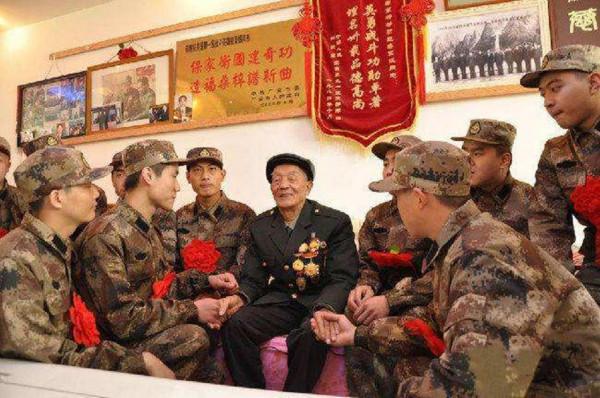 老兵隱姓埋名33年，看報紙才知道，鄧小平和金日成都在尋找他