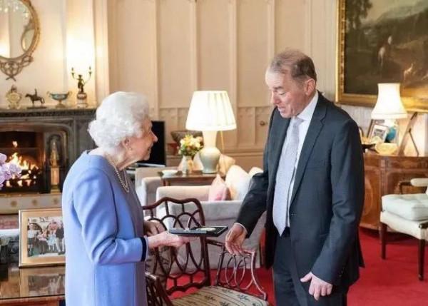 96歲英女王獨自參加活動！打扮精緻卻駝背，威廉太禿不考慮植髮嗎