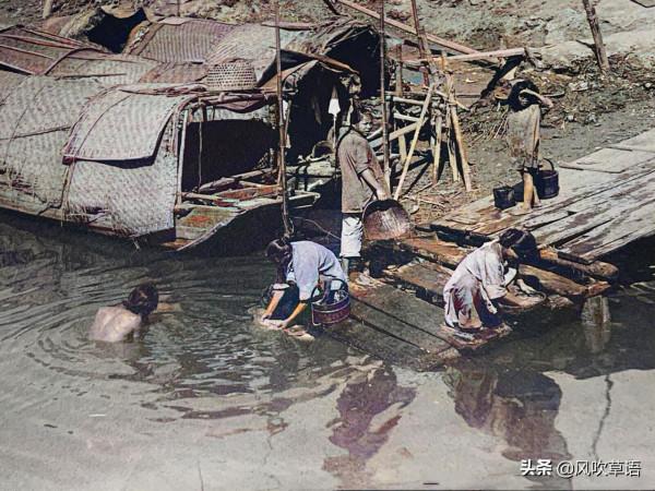 1900年的蘇州，婦人在吳門橋下浣洗衣物，男子在玉帶橋前思考人生