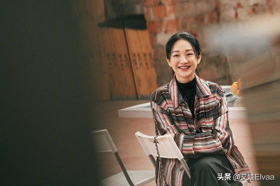 周迅佛系過猛!冬天雙穿棉襖配半身裙趕飛機,腳下黑色涼拖太搶鏡 周迅佛系過猛!冬天雙穿棉襖配半身裙趕飛機,腳下黑色涼拖太搶鏡