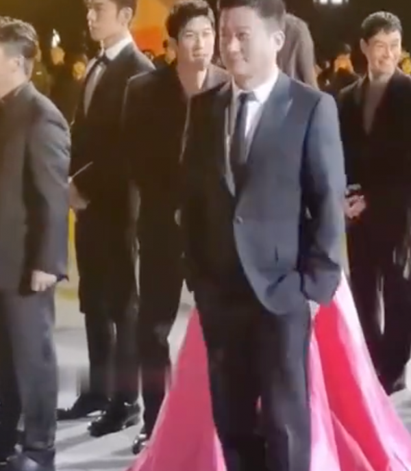 汪峰被凍到嘴裡冒白氣，竇靖童冷到咬緊牙關，吳京五官扭曲直髮抖