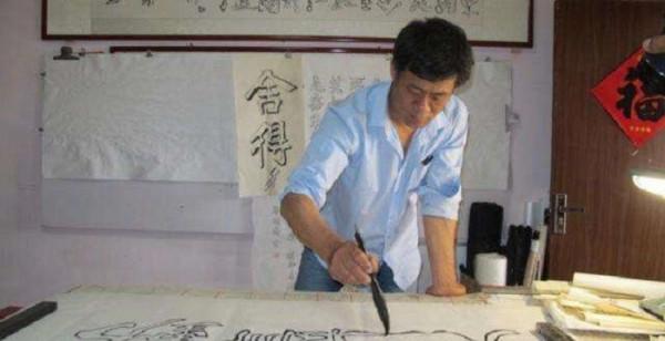 山東農民堅持38年寫書法，一幅字10萬不賣，靠寫字送兒子出國留學
