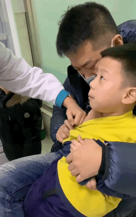 小孩打疫苗有多好笑,這絕對是家長們最社死的瞬間 小孩打疫苗有多好笑,這絕對是家長們最社死的瞬間