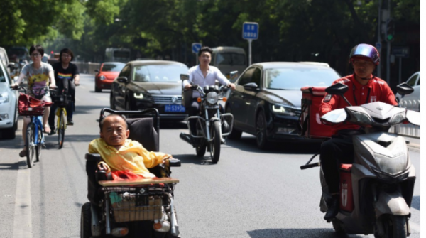 身高70釐米街頭相識美麗高大妻子,婚後生下玻璃娃成甜蜜負擔 身高70釐米街頭相識美麗高大妻子,婚後生下玻璃娃成甜蜜負擔