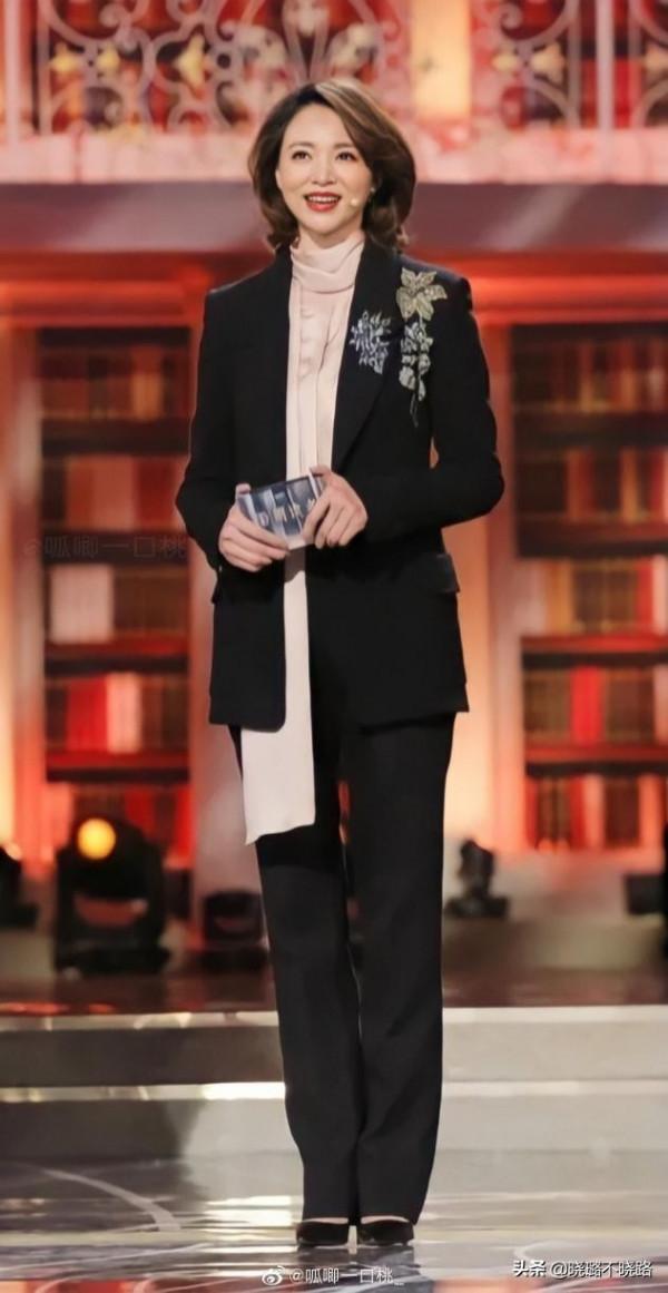 真正見過世面的女人,秋冬很少會穿打底褲,看陳數董卿就知道了 真正見過世面的女人,秋冬很少會穿打底褲,看陳數董卿就知道了