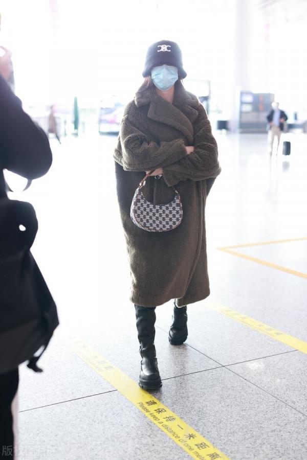 林允這麼怕冷？穿青綠色絨大衣搭配長筒靴時尚又保暖