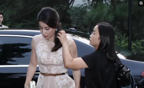 郭晶晶出行保鏢貼身護駕,專人伺候場面大,網友:她配的上這待遇 郭晶晶出行保鏢貼身護駕,專人伺候場面大,網友:她配的上這待遇