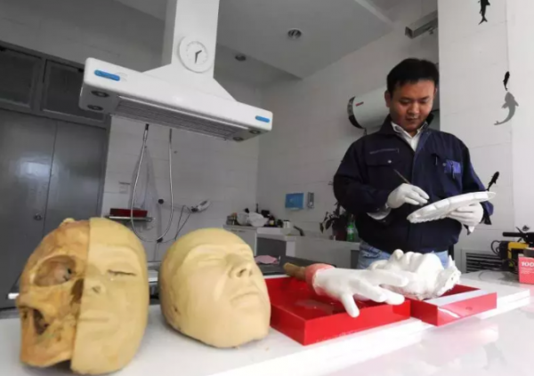 19歲消防戰士火場犧牲，僅剩3塊骨頭，入殮師憑照片“找回”英雄