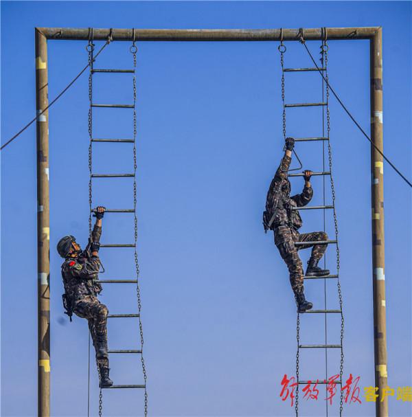 炫酷！帶你去看武警特戰隊員真打實練