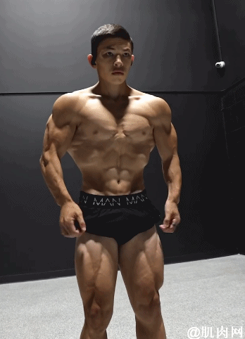 4年過去，“迷你施瓦辛格”怎麼樣了？網友：健身果然長不高