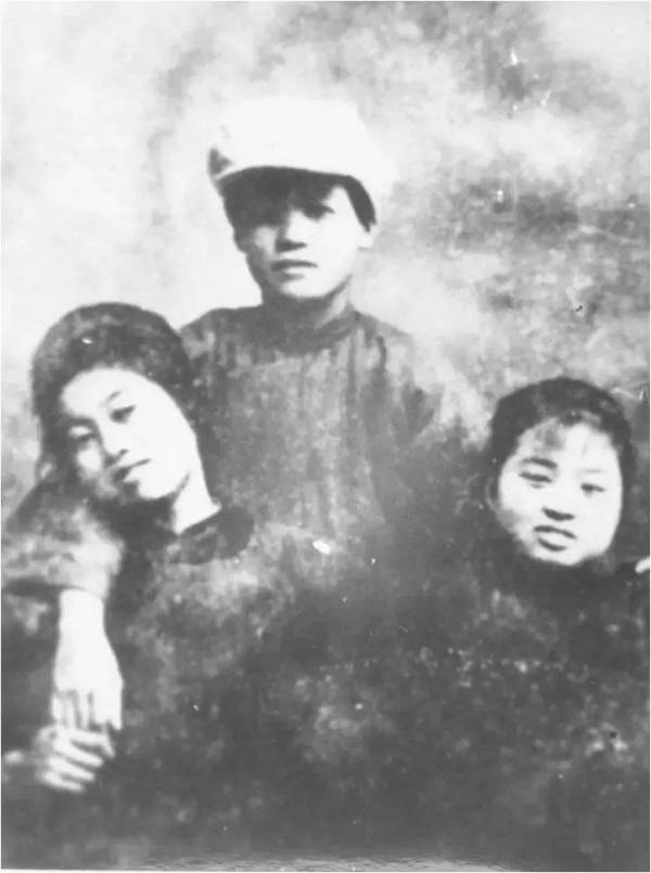 女紅軍吞下密件犧牲，兒女被送人，副國級丈夫53年後才與兒女團聚